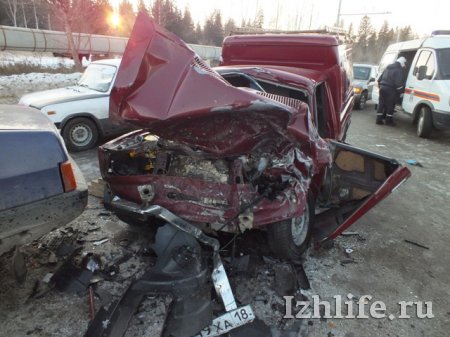 Три автомобиля столкнулись на улице 10 лет Октября в Ижевске