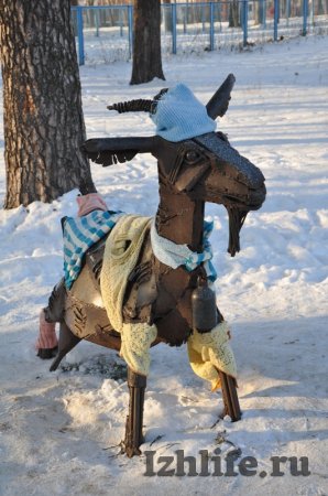 Фотофакт: ижевчане утеплили знаменитый памятник козе в Ижевске