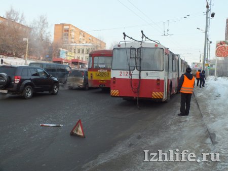 ДТП в Ижевске: столкнулись автобус и троллейбус