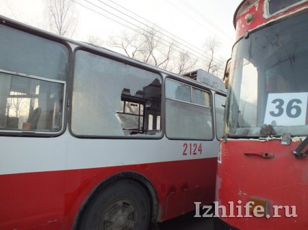 ДТП в Ижевске: столкнулись автобус и троллейбус