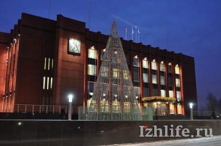Фотофакт: металлическую елку установили около здания Администрации Ижевска
