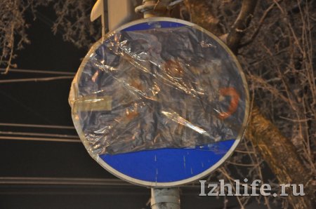 Фотофакт: дорожный знак по улице Лихвинцева в Ижевске перемотали скотчем
