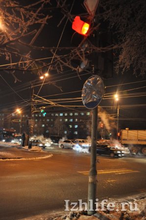 Фотофакт: дорожный знак по улице Лихвинцева в Ижевске перемотали скотчем