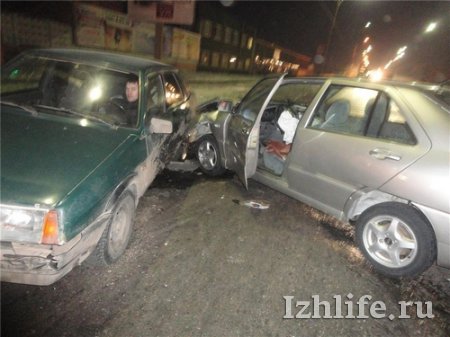 Ночное ДТП в Ижевске: два ВАЗа столкнулись в лобовую