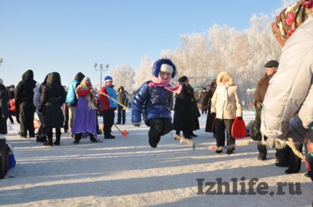 Открытие главной елки в Ижевске: горожане катались с горки и танцевали со снеговиками