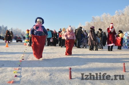 Открытие главной елки в Ижевске: горожане катались с горки и танцевали со снеговиками