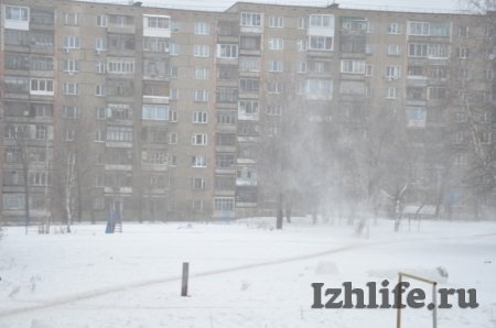 Сильный ветер и снегопад в Ижевске: город стоит в пробках