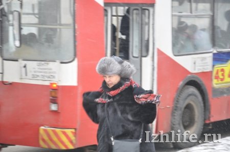 Сильный ветер и снегопад в Ижевске: город стоит в пробках
