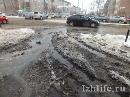 Перекресток улиц Ленина и Пушкинской в Ижевске затопило