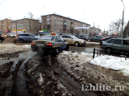 Перекресток улиц Ленина и Пушкинской в Ижевске затопило