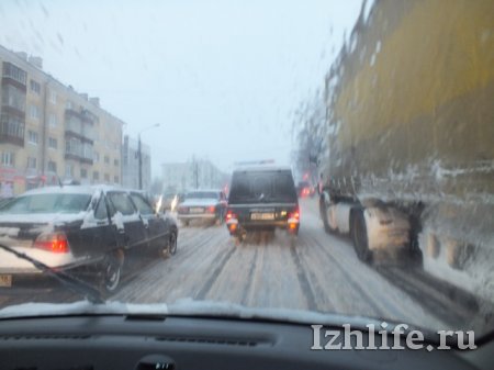 Транспортный коллапс в Ижевске: сотни  горожан опоздали на работу из-за непогоды
