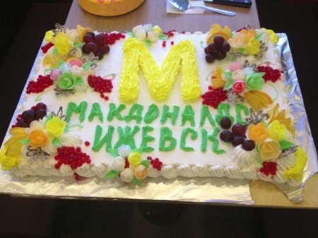 Фотофакт: в Ижевске испекли торт к открытию Макдоналдса.