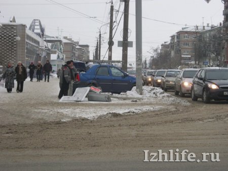 Фотофакт: на перекрестке улиц Ленина и Пушкинская в Ижевске сбили светофор