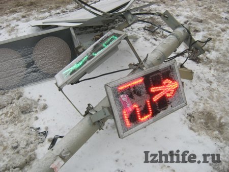 Фотофакт: на перекрестке улиц Ленина и Пушкинская в Ижевске сбили светофор