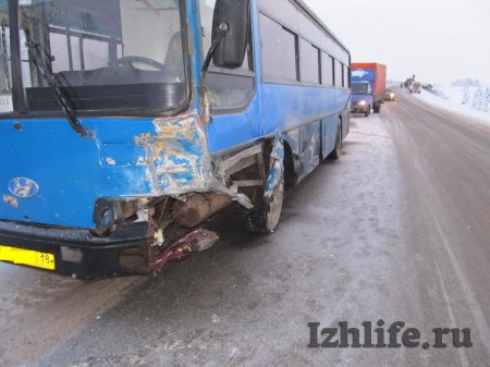 Лишенный на 8 лет прав управления водитель из Удмуртии протаранил автобус