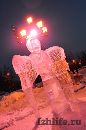 Скульптуры ледяных ангелов украсили площадь перед ижевским храмом