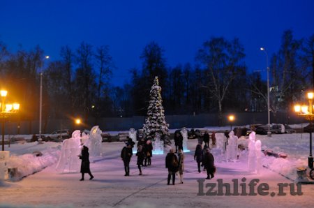 Скульптуры ледяных ангелов украсили площадь перед ижевским храмом