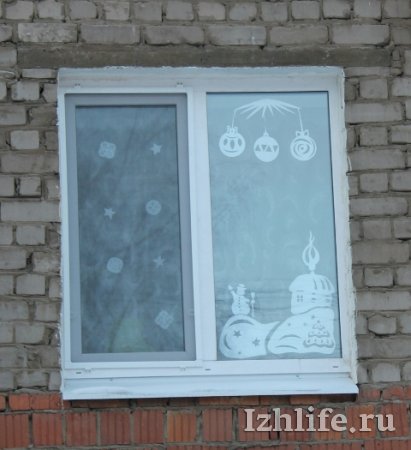 Фотофакт: как ижевчане украшали свои окна в новогодние праздники