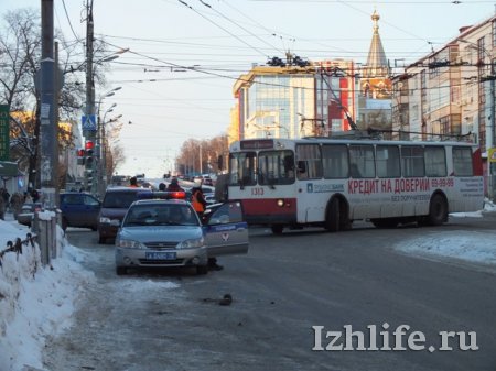 Автомобильная авария стала причиной затора в Ижевске
