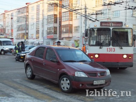 Автомобильная авария стала причиной затора в Ижевске