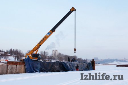 Фотофакт: в Ижевске укрепляют берег пруда