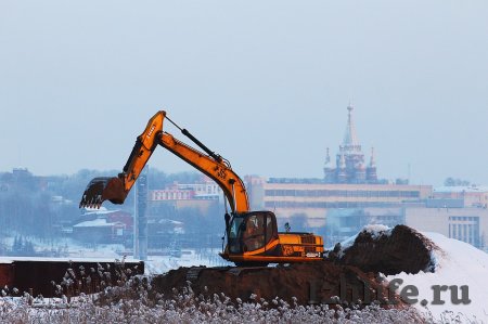 Фотофакт: в Ижевске укрепляют берег пруда