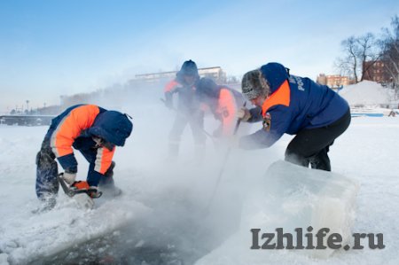 Фотофакт: сотрудники МЧС Удмуртии на Ижевском пруду готовят купель для крещенского купания