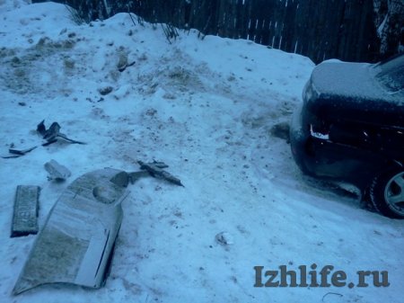 Две легковушки столкнулись в Ижевске из-за сугроба