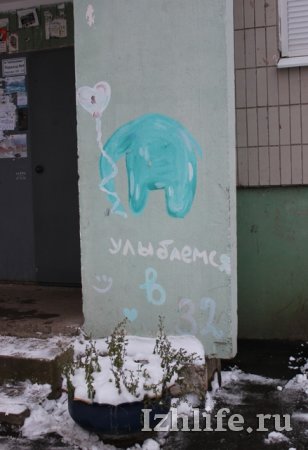 Фотофакт: в Ижевске расписывают подъезды, просто чтобы порадовать жителей