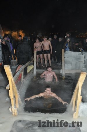 Ижевчане открыли Крещенские купания