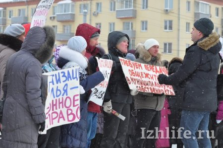 Жильцы ижевских общежитий вышли на пикет у Дома Правительства