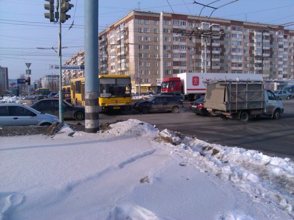 Автобус ижевск в реальном времени. Удмуртская Холмогорова Ижевск. Перекресток Удмуртская Холмогорова Ижевск знаки. Ижевск пересечение Удмуртской и Холмогорова. Ул. Удмуртская-Холмогорова перекресток Ижевск.