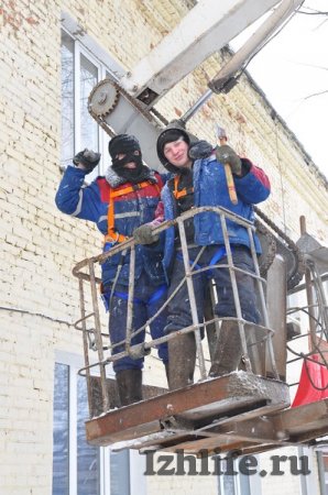 Фотофакт: коммунальщики Ижевска продолжают борьбу с сосульками