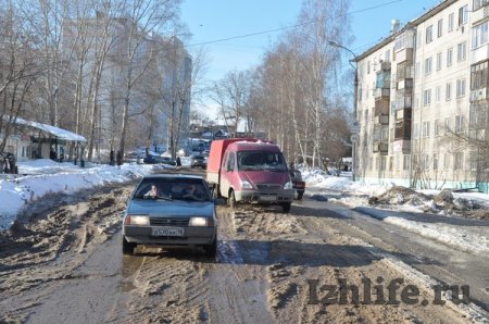На перекрестке улиц Московской и Гагарина в Ижевске прорвало трубу