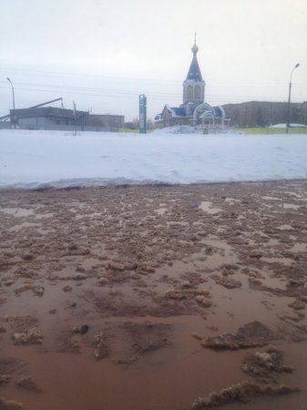 Коммунальная авария: проспект Калашникова в Ижевске затопило водой