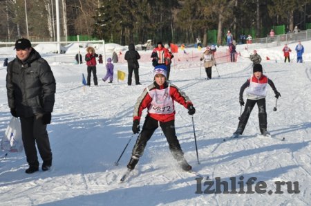 Почти 700 ижевчан прогулялись на лыжах в парке Кирова