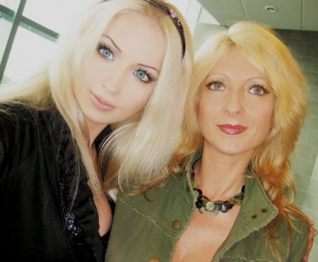 Украинская «Барби» показала фото своей мамы