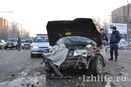 Серьезная авария в центре Ижевска: столкнулись 2 легковушки
