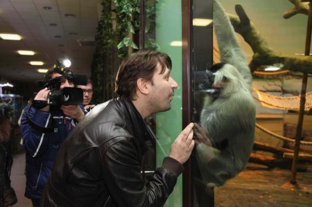 Гена Букин стал опекуном обезьянки-предсказателя в ижевском зоопарке