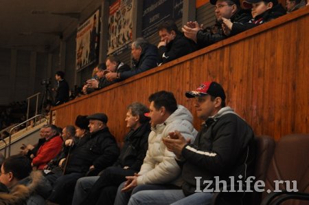 Ижевские болельщики устроили прощальное шоу для хоккеистов «Ижстали»