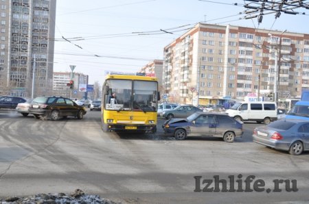 Авария в Ижевске: автобус перегородил Удмуртскую