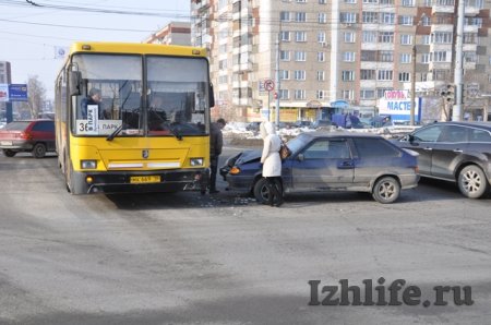 Авария в Ижевске: автобус перегородил Удмуртскую