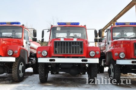 Фотофакт: в Ижевске презентовали спецтехнику для тушения пожаров