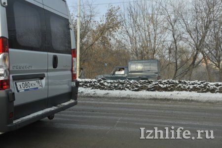 Фотофакт: в Ижевске автомобиль застрял на трамвайных путях