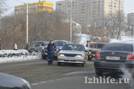 Фотофакт: в Ижевске автомобиль застрял на трамвайных путях