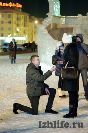 Необычное предложение руки и сердца сделал ижевчанин на Центральной площади