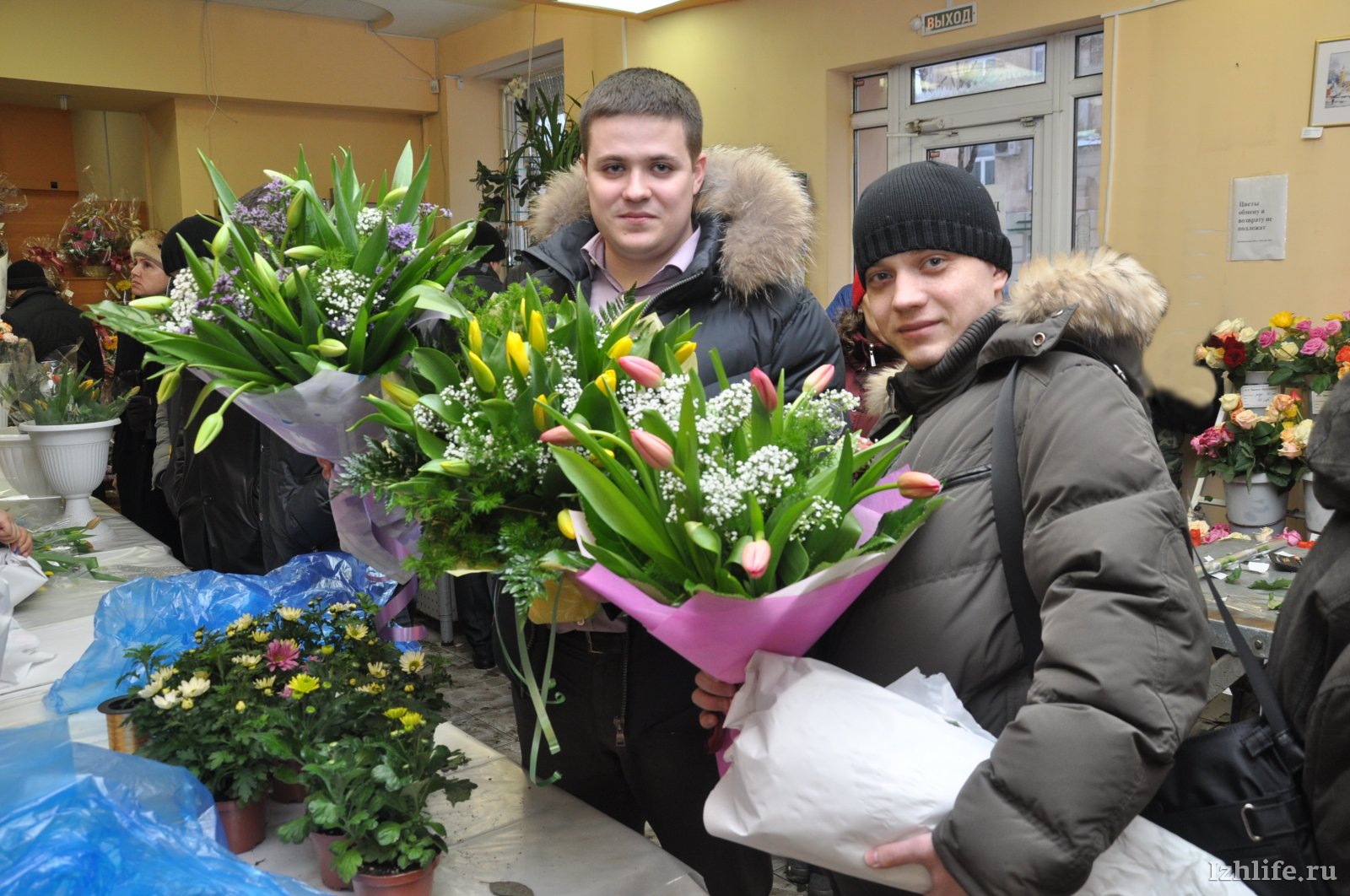 Цветочный магазин подари. Покупатель в магазине цветов. Дарит цветы. Мужчина в цветочном магазине.