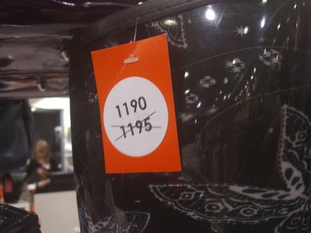 Фотофакт: грандиозная распродажа в ижевском магазине – скидка на сапоги 5 рублей!