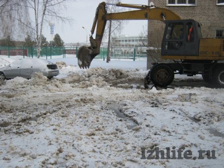 В Ижевске из-за порыва водопровода затопило дворы нескольких домов