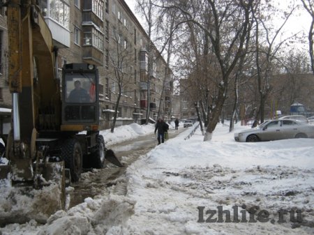В Ижевске из-за порыва водопровода затопило дворы нескольких домов